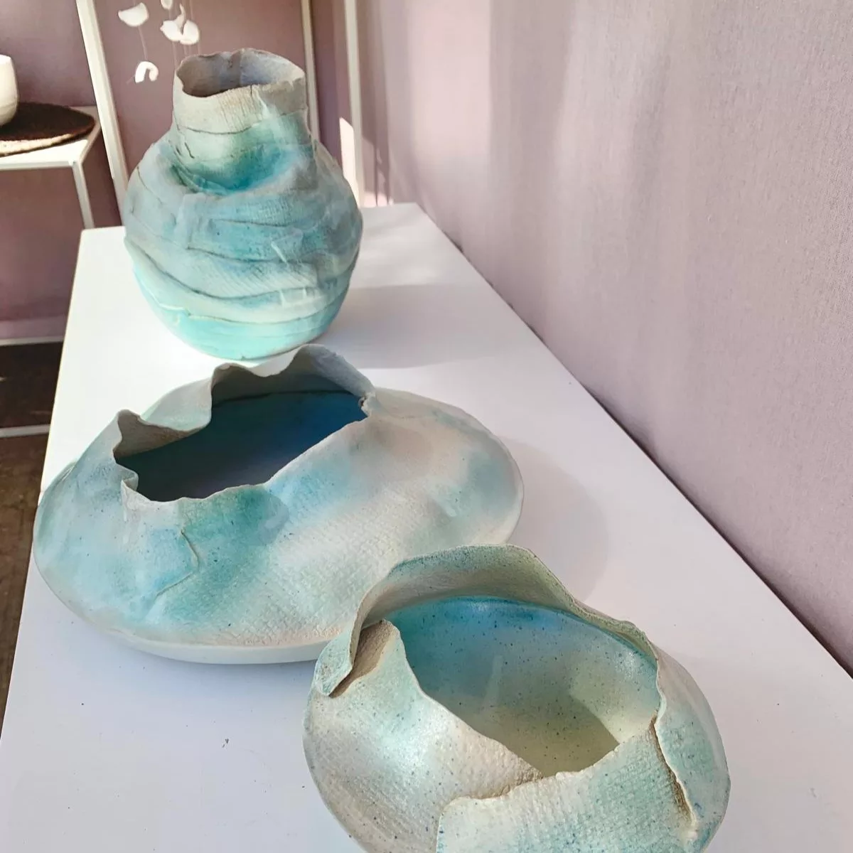 Pièce décorativePièce décorative aux émaux microcristallins sur grès beige cuit en haute température (2025)